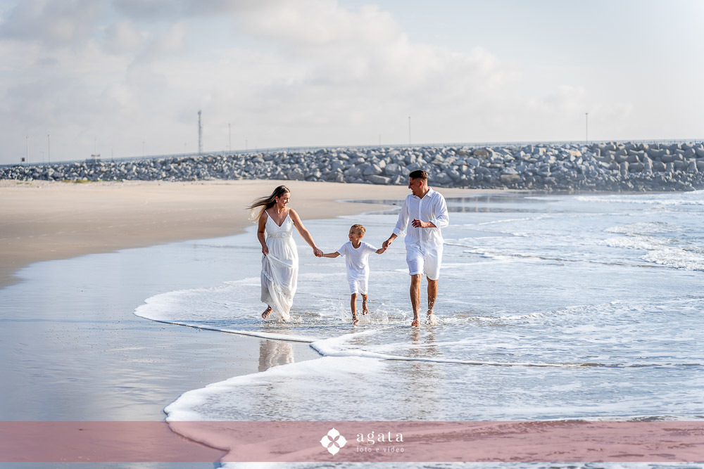 ensaio fotografico na praia-ensaio na praia-pre wedding-fotografo curitiba-fotografo de casamento-ensaio no nascer do sol-nascer do sol na praia-ensaio externo em familia-noivos-casamento 2026-casamento 2027-vestido de noiva-save the date-fotografo