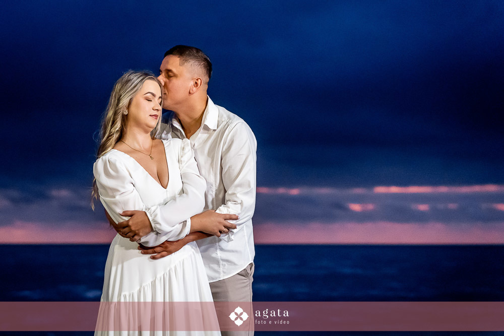 ensaio fotografico na praia-ensaio na praia-pre wedding-fotografo curitiba-fotografo de casamento-ensaio no nascer do sol-nascer do sol na praia-ensaio externo em familia-noivos-casamento 2026-casamento 2027-vestido de noiva-save the date-fotografo