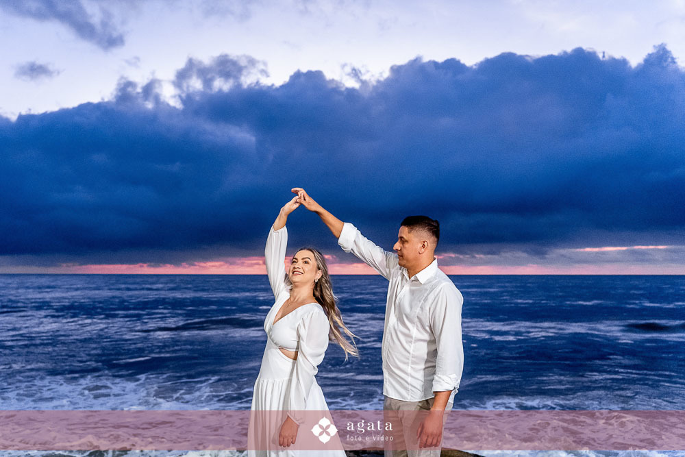 ensaio fotografico na praia-ensaio na praia-pre wedding-fotografo curitiba-fotografo de casamento-ensaio no nascer do sol-nascer do sol na praia-ensaio externo em familia-noivos-casamento 2026-casamento 2027-vestido de noiva-save the date-fotografo