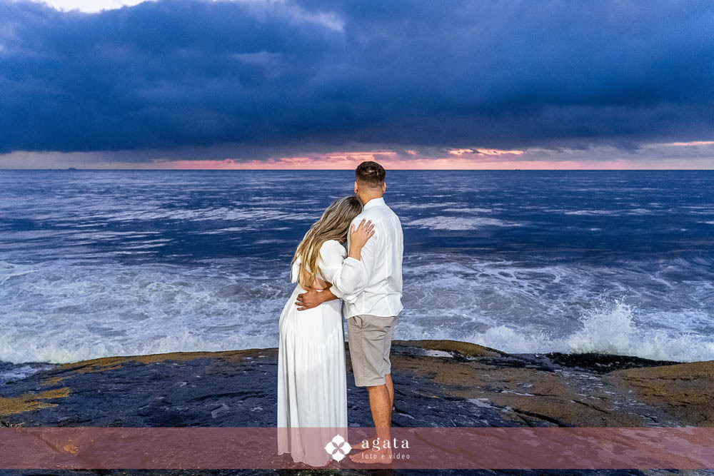 ensaio fotografico na praia-ensaio na praia-pre wedding-fotografo curitiba-fotografo de casamento-ensaio no nascer do sol-nascer do sol na praia-ensaio externo em familia-noivos-casamento 2026-casamento 2027-vestido de noiva-save the date-fotografo