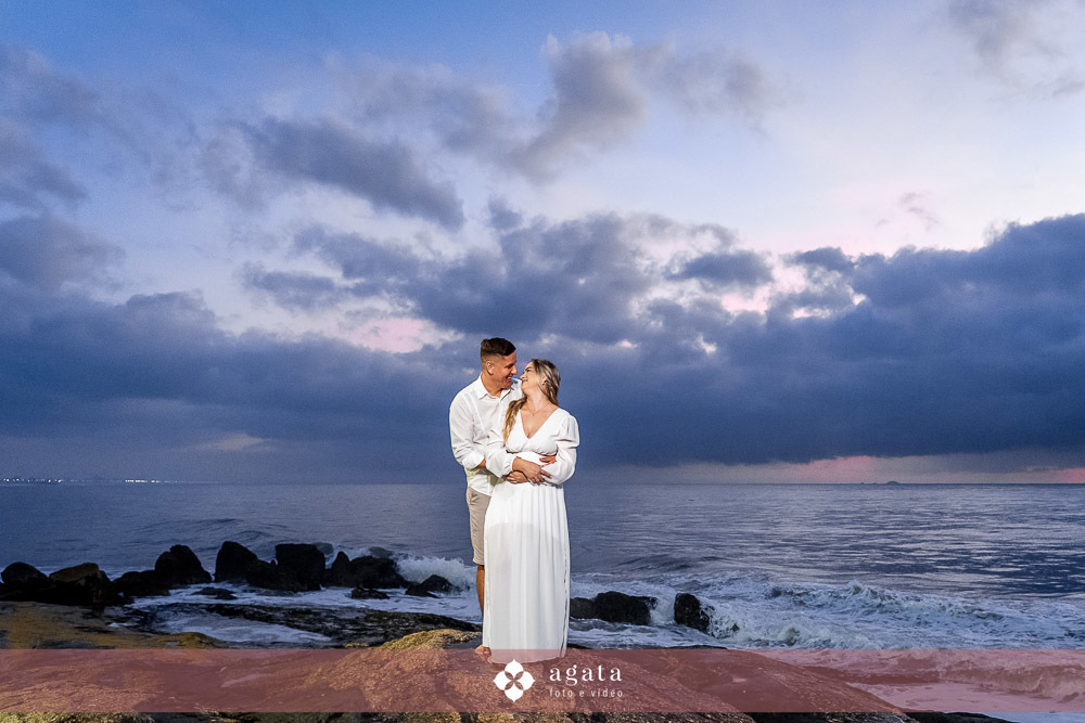 ensaio fotografico na praia-ensaio na praia-pre wedding-fotografo curitiba-fotografo de casamento-ensaio no nascer do sol-nascer do sol na praia-ensaio externo em familia-noivos-casamento 2026-casamento 2027-vestido de noiva-save the date-fotografo