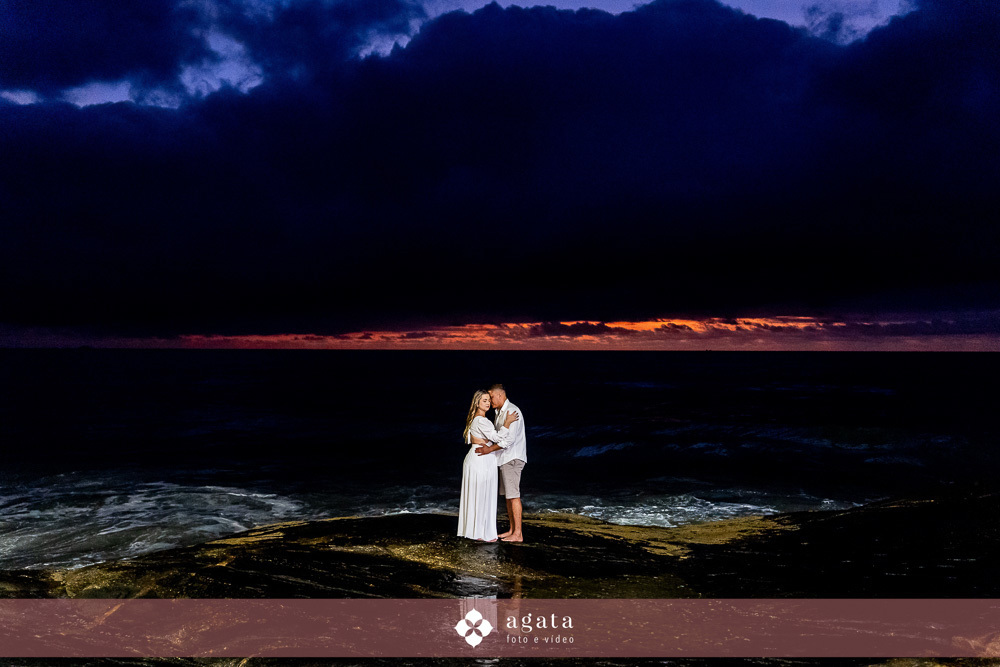 ensaio fotografico na praia-ensaio na praia-pre wedding-fotografo curitiba-fotografo de casamento-ensaio no nascer do sol-nascer do sol na praia-ensaio externo em familia-noivos-casamento 2026-casamento 2027-vestido de noiva-save the date-fotografo