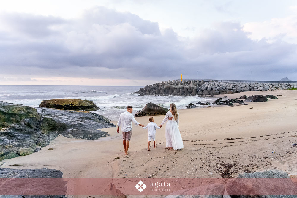 ensaio fotografico na praia-ensaio na praia-pre wedding-fotografo curitiba-fotografo de casamento-ensaio no nascer do sol-nascer do sol na praia-ensaio externo em familia-noivos-casamento 2026-casamento 2027-vestido de noiva-save the date-fotografo
