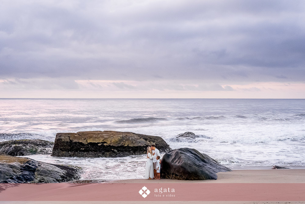 ensaio fotografico na praia-ensaio na praia-pre wedding-fotografo curitiba-fotografo de casamento-ensaio no nascer do sol-nascer do sol na praia-ensaio externo em familia-noivos-casamento 2026-casamento 2027-vestido de noiva-save the date-fotografo