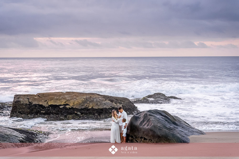ensaio fotografico na praia-ensaio na praia-pre wedding-fotografo curitiba-fotografo de casamento-ensaio no nascer do sol-nascer do sol na praia-ensaio externo em familia-noivos-casamento 2026-casamento 2027-vestido de noiva-save the date-fotografo