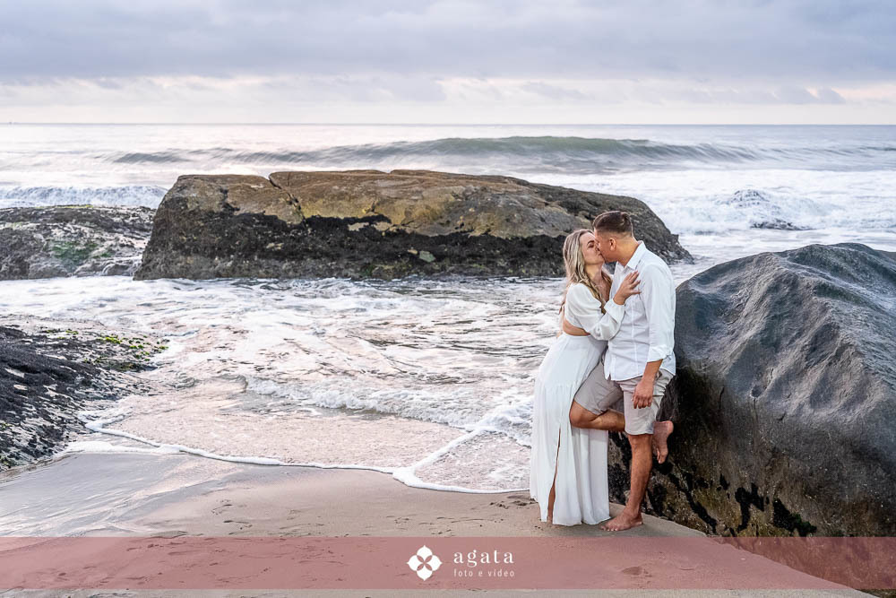 ensaio fotografico na praia-ensaio na praia-pre wedding-fotografo curitiba-fotografo de casamento-ensaio no nascer do sol-nascer do sol na praia-ensaio externo em familia-noivos-casamento 2026-casamento 2027-vestido de noiva-save the date-fotografo