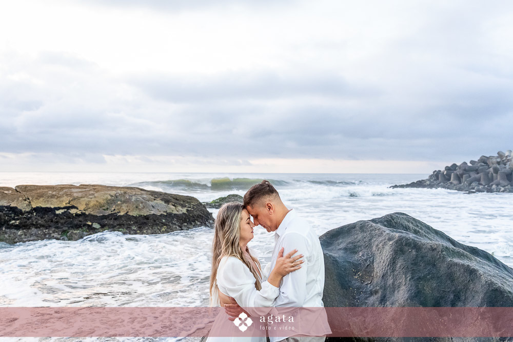 ensaio fotografico na praia-ensaio na praia-pre wedding-fotografo curitiba-fotografo de casamento-ensaio no nascer do sol-nascer do sol na praia-ensaio externo em familia-noivos-casamento 2026-casamento 2027-vestido de noiva-save the date-fotografo