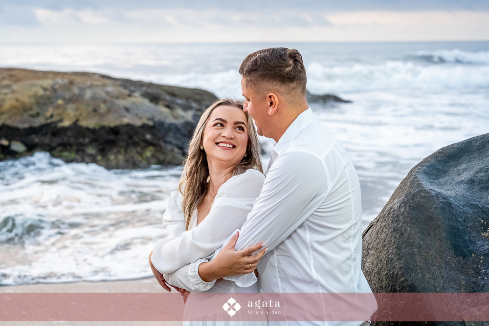 ensaio fotografico na praia-ensaio na praia-pre wedding-fotografo curitiba-fotografo de casamento-ensaio no nascer do sol-nascer do sol na praia-ensaio externo em familia-noivos-casamento 2026-casamento 2027-vestido de noiva-save the date-fotografo