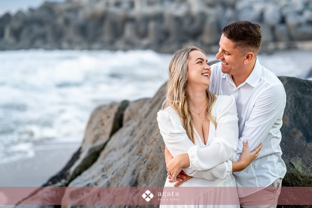 ensaio fotografico na praia-ensaio na praia-pre wedding-fotografo curitiba-fotografo de casamento-ensaio no nascer do sol-nascer do sol na praia-ensaio externo em familia-noivos-casamento 2026-casamento 2027-vestido de noiva-save the date-fotografo