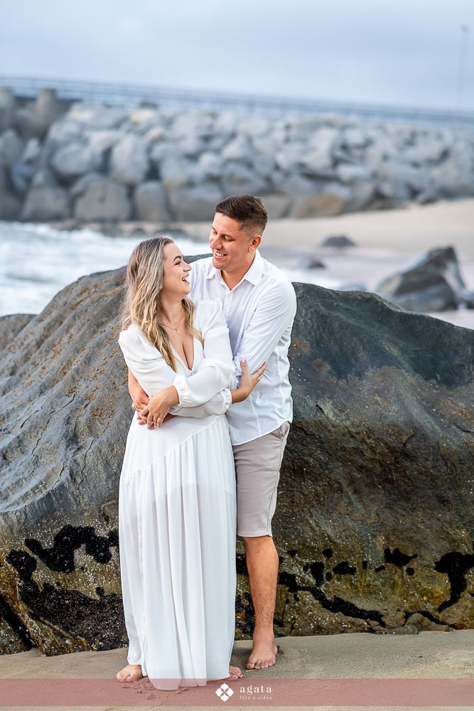 ensaio fotografico na praia-ensaio na praia-pre wedding-fotografo curitiba-fotografo de casamento-ensaio no nascer do sol-nascer do sol na praia-ensaio externo em familia-noivos-casamento 2026-casamento 2027-vestido de noiva-save the date-fotografo
