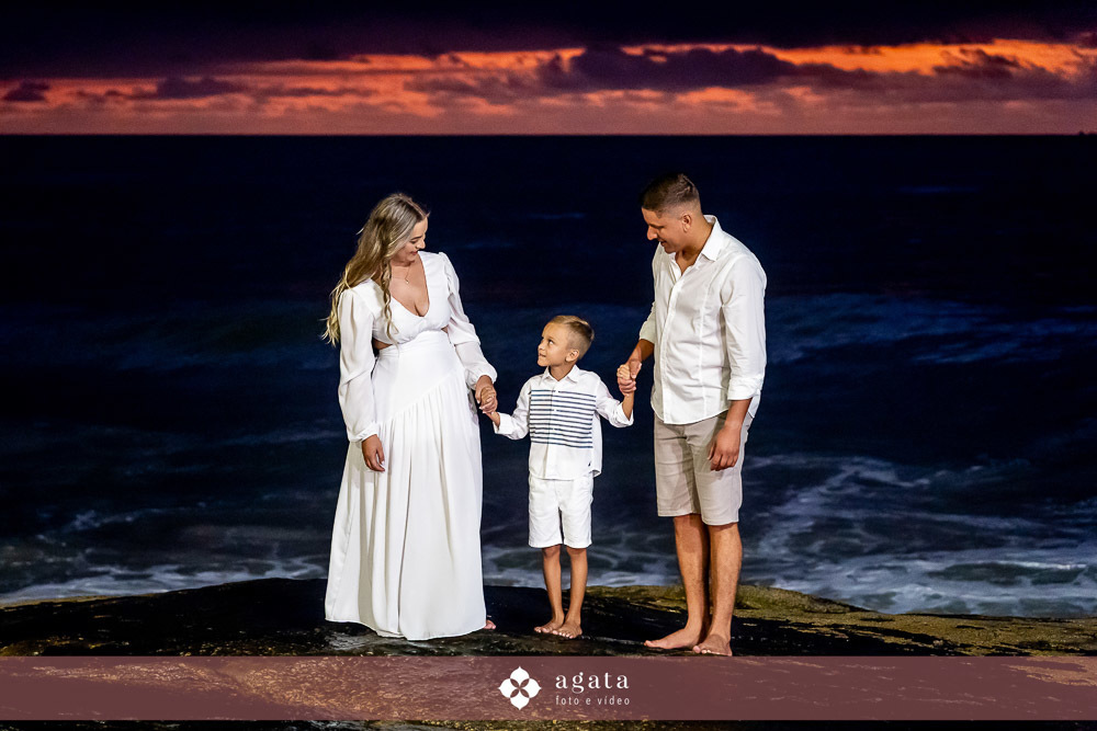 ensaio fotografico na praia-ensaio na praia-pre wedding-fotografo curitiba-fotografo de casamento-ensaio no nascer do sol-nascer do sol na praia-ensaio externo em familia-noivos-casamento 2026-casamento 2027-vestido de noiva-save the date-fotografo