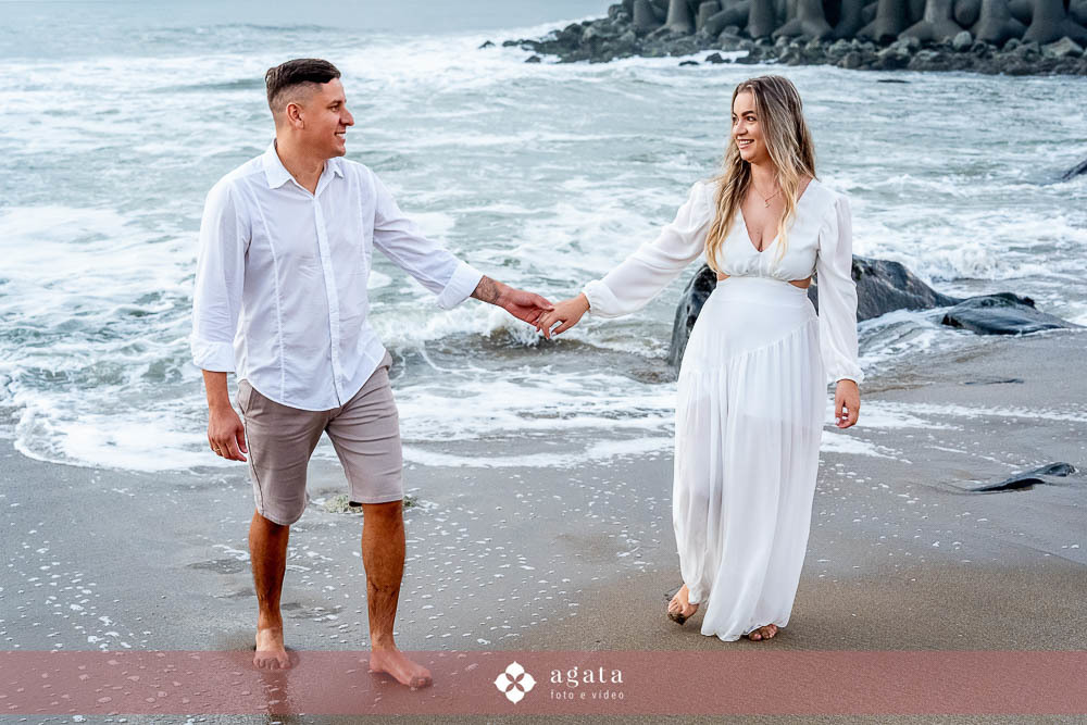 ensaio fotografico na praia-ensaio na praia-pre wedding-fotografo curitiba-fotografo de casamento-ensaio no nascer do sol-nascer do sol na praia-ensaio externo em familia-noivos-casamento 2026-casamento 2027-vestido de noiva-save the date-fotografo
