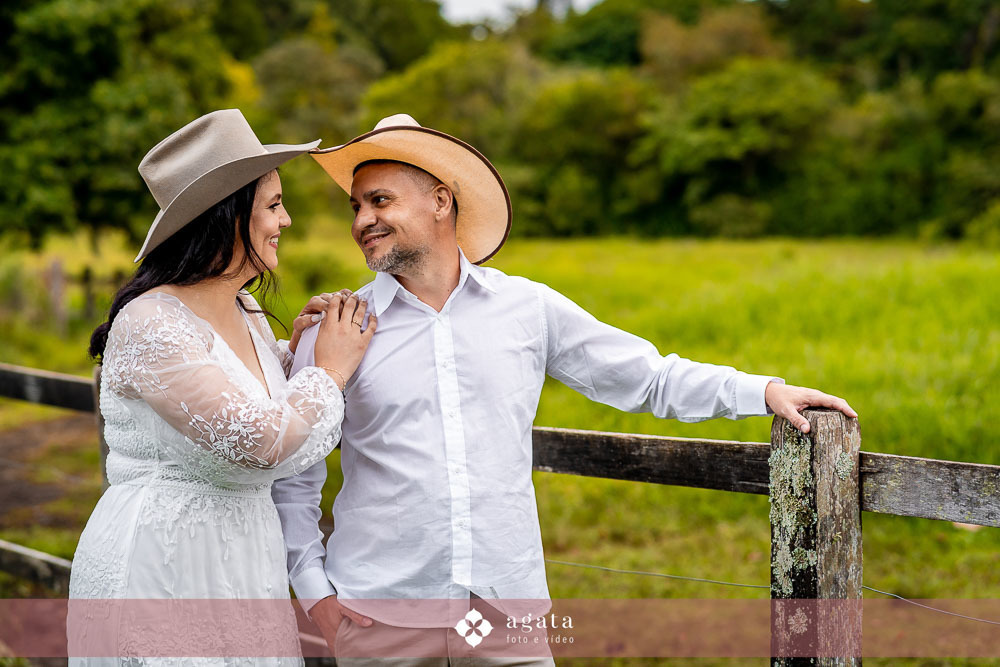 ensaio pre wedding no campo-recanto das glicineas-fotografo de casamento curitiba-noivos-ensaio de casal externo-fotografo-vestido de noiva-noivos-casamento 2026-casamento 2027-noivos-fotografo curitiba casamento-decoraçao de casamento-noivos-wedding