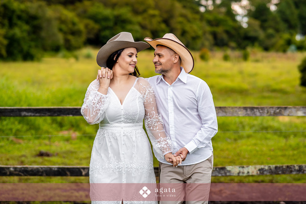 ensaio pre wedding no campo-recanto das glicineas-fotografo de casamento curitiba-noivos-ensaio de casal externo-fotografo-vestido de noiva-noivos-casamento 2026-casamento 2027-noivos-fotografo curitiba casamento-decoraçao de casamento-noivos-wedding