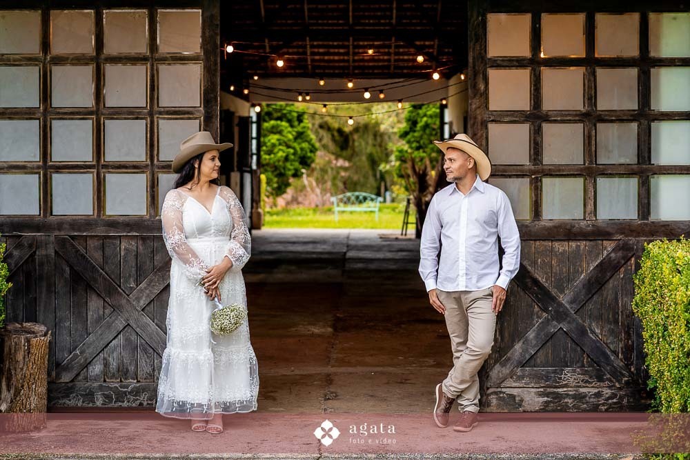ensaio pre wedding no campo-recanto das glicineas-fotografo de casamento curitiba-noivos-ensaio de casal externo-fotografo-vestido de noiva-noivos-casamento 2026-casamento 2027-noivos-fotografo curitiba casamento-decoraçao de casamento-noivos-wedding