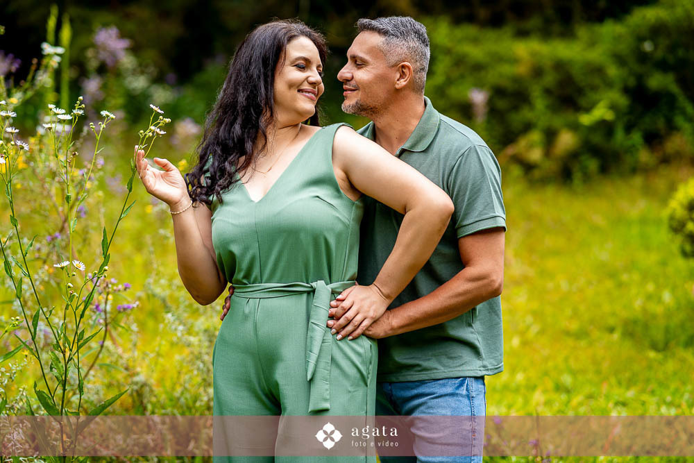 ensaio pre wedding no campo-recanto das glicineas-fotografo de casamento curitiba-noivos-ensaio de casal externo-fotografo-vestido de noiva-noivos-casamento 2026-casamento 2027-noivos-fotografo curitiba casamento-decoraçao de casamento-noivos-wedding