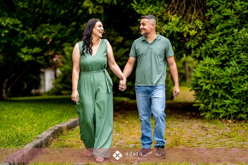 ensaio pre wedding no campo-recanto das glicineas-fotografo de casamento curitiba-noivos-ensaio de casal externo-fotografo-vestido de noiva-noivos-casamento 2026-casamento 2027-noivos-fotografo curitiba casamento-decoraçao de casamento-noivos-wedding