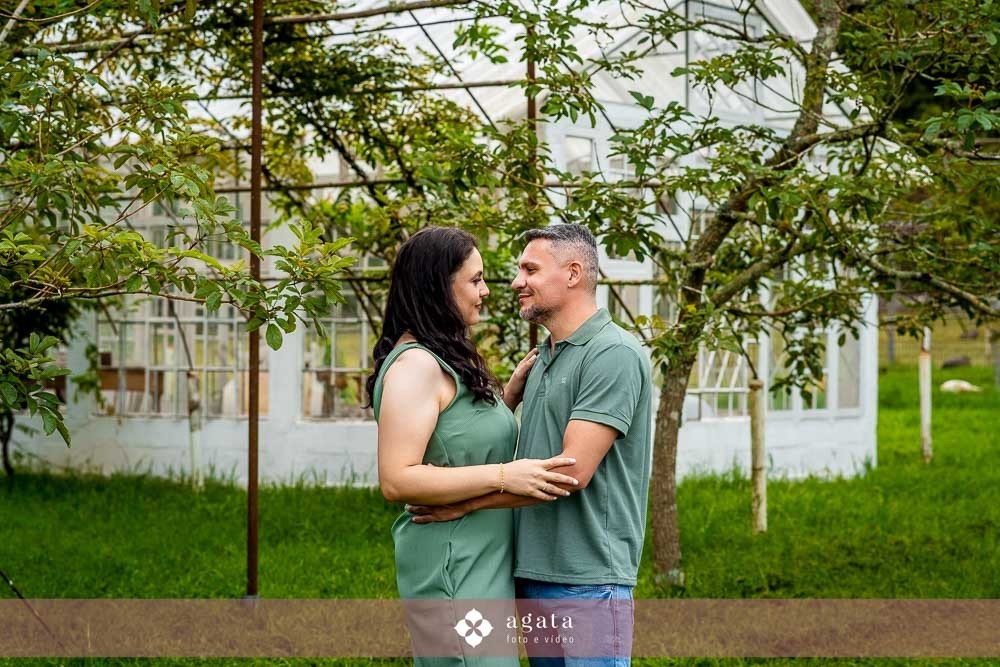 ensaio pre wedding no campo-recanto das glicineas-fotografo de casamento curitiba-noivos-ensaio de casal externo-fotografo-vestido de noiva-noivos-casamento 2026-casamento 2027-noivos-fotografo curitiba casamento-decoraçao de casamento-noivos-wedding