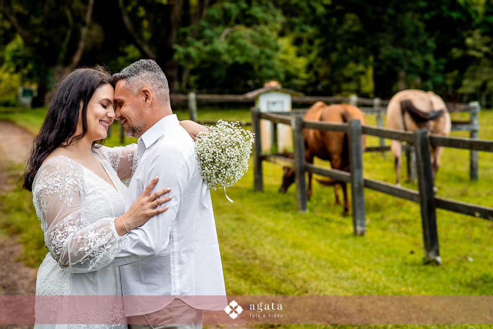 ensaio pre wedding no campo-recanto das glicineas-fotografo de casamento curitiba-noivos-ensaio de casal externo-fotografo-vestido de noiva-noivos-casamento 2026-casamento 2027-noivos-fotografo curitiba casamento-decoraçao de casamento-noivos-wedding