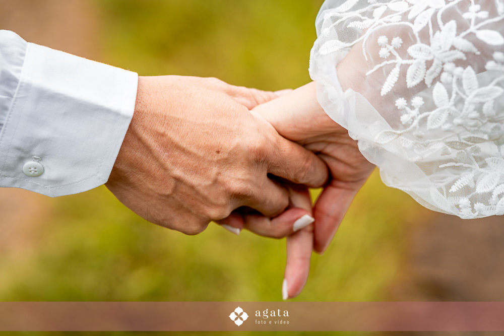 ensaio pre wedding no campo-recanto das glicineas-fotografo de casamento curitiba-noivos-ensaio de casal externo-fotografo-vestido de noiva-noivos-casamento 2026-casamento 2027-noivos-fotografo curitiba casamento-decoraçao de casamento-noivos-wedding