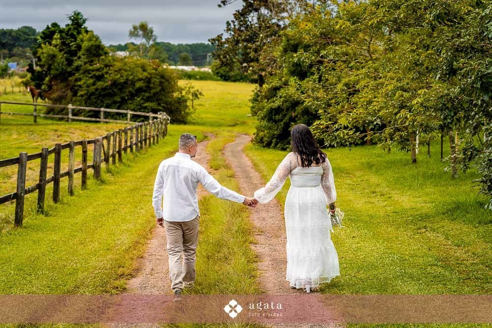 ensaio pre wedding no campo-recanto das glicineas-fotografo de casamento curitiba-noivos-ensaio de casal externo-fotografo-vestido de noiva-noivos-casamento 2026-casamento 2027-noivos-fotografo curitiba casamento-decoraçao de casamento-noivos-wedding