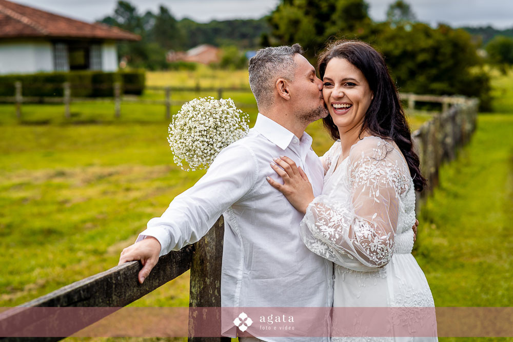 ensaio pre wedding no campo-recanto das glicineas-fotografo de casamento curitiba-noivos-ensaio de casal externo-fotografo-vestido de noiva-noivos-casamento 2026-casamento 2027-noivos-fotografo curitiba casamento-decoraçao de casamento-noivos-wedding