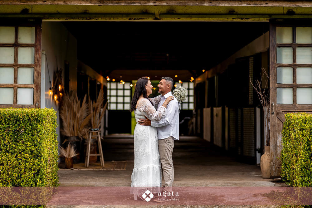 ensaio pre wedding no campo-recanto das glicineas-fotografo de casamento curitiba-noivos-ensaio de casal externo-fotografo-vestido de noiva-noivos-casamento 2026-casamento 2027-noivos-fotografo curitiba casamento-decoraçao de casamento-noivos-wedding
