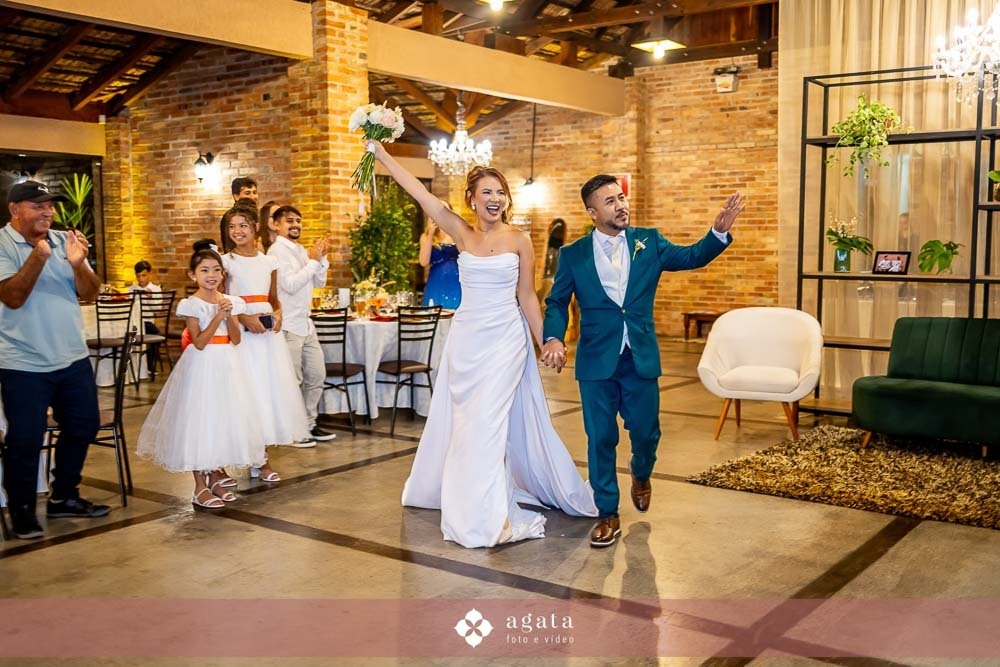 casamento curitiba-fotografo de casamento curitiba-casamento ao ar livre-noiva-vestido de noiva-casamento 2027-noiva de cabelo solto-casamento no jardim-ensaio casal externo-wedding-casamento 2026-casamento 2027-casamento do ano-madrinhas de casamento-wed