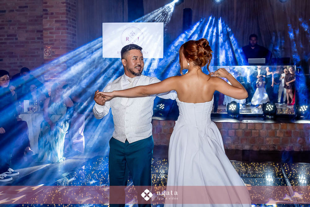 casamento curitiba-fotografo de casamento curitiba-casamento ao ar livre-noiva-vestido de noiva-casamento 2027-noiva de cabelo solto-casamento no jardim-ensaio casal externo-wedding-casamento 2026-casamento 2027-casamento do ano-madrinhas de casamento-wed