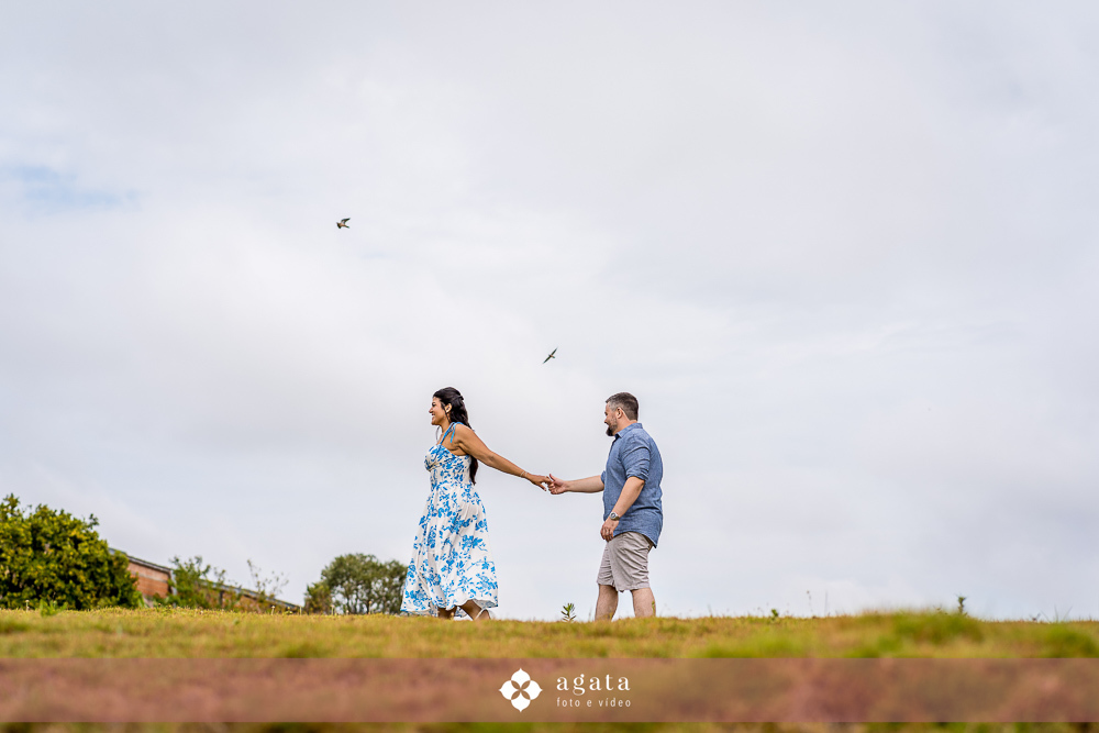 ensaio pre wedding-ensaio pre casamento-noivos-casamento 2026-fotografo de casamento curitiba-ensaio espontaneo-ensaio de casal no campo-ensaio pre casamento ao ar livre-fotografo de casamento-casamento2026-casamento 2027-noivos-vestido de noiva