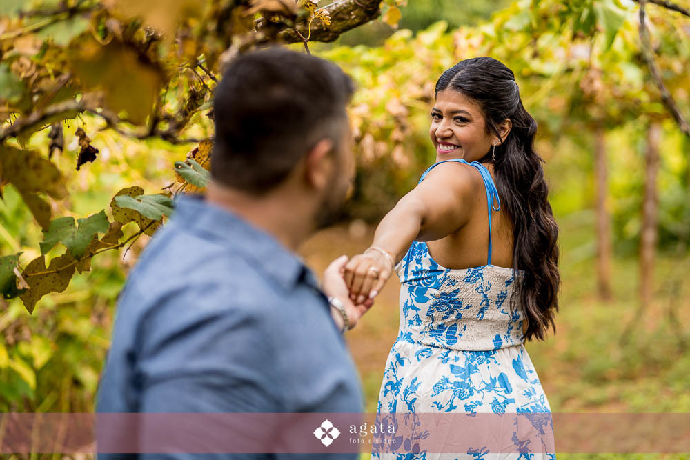 ensaio pre wedding-ensaio pre casamento-noivos-casamento 2026-fotografo de casamento curitiba-ensaio espontaneo-ensaio de casal no campo-ensaio pre casamento ao ar livre-fotografo de casamento-casamento2026-casamento 2027-noivos-vestido de noiva