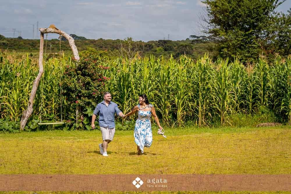 ensaio pre wedding-ensaio pre casamento-noivos-casamento 2026-fotografo de casamento curitiba-ensaio espontaneo-ensaio de casal no campo-ensaio pre casamento ao ar livre-fotografo de casamento-casamento2026-casamento 2027-noivos-vestido de noiva