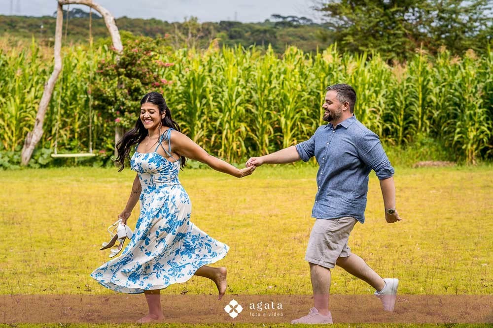 ensaio pre wedding-ensaio pre casamento-noivos-casamento 2026-fotografo de casamento curitiba-ensaio espontaneo-ensaio de casal no campo-ensaio pre casamento ao ar livre-fotografo de casamento-casamento2026-casamento 2027-noivos-vestido de noiva