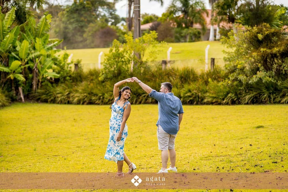 ensaio pre wedding-ensaio pre casamento-noivos-casamento 2026-fotografo de casamento curitiba-ensaio espontaneo-ensaio de casal no campo-ensaio pre casamento ao ar livre-fotografo de casamento-casamento2026-casamento 2027-noivos-vestido de noiva
