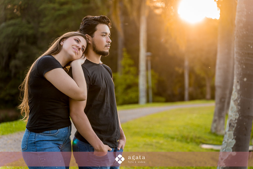 ensaio pre wedding-ensaio pre casamento-noivos-casamento 2026-fotografo de casamento curitiba-ensaio espontaneo-ensaio de casal no campo-ensaio pre casamento ao ar livre-fotografo