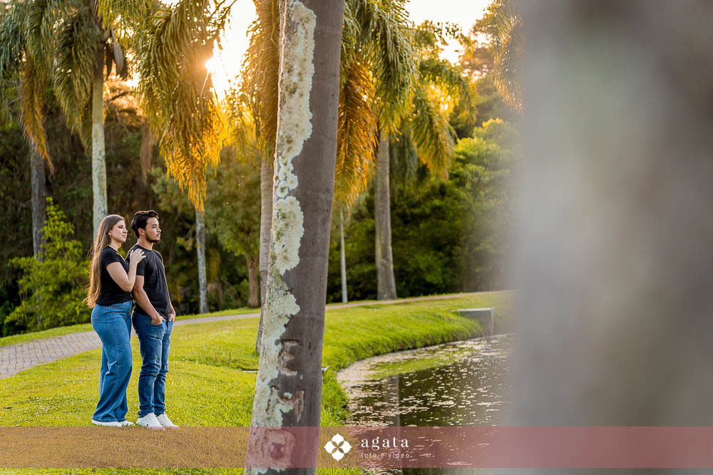 ensaio pre wedding-ensaio pre casamento-noivos-casamento 2026-fotografo de casamento curitiba-ensaio espontaneo-ensaio de casal no campo-ensaio pre casamento ao ar livre-fotografo