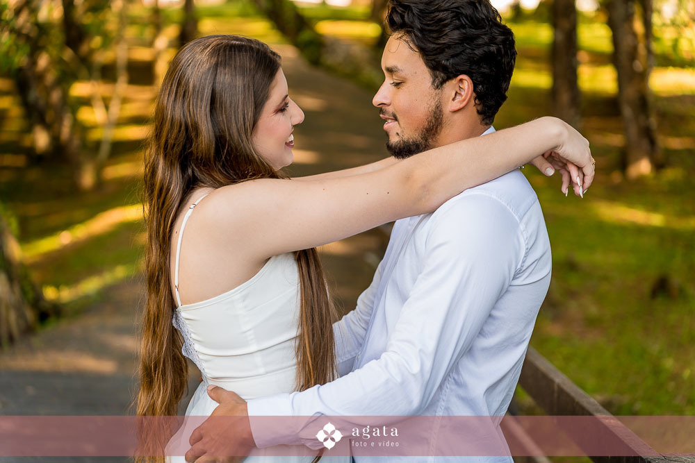 ensaio pre wedding-ensaio pre casamento-noivos-casamento 2026-fotografo de casamento curitiba-ensaio espontaneo-ensaio de casal no campo-ensaio pre casamento ao ar livre-fotografo