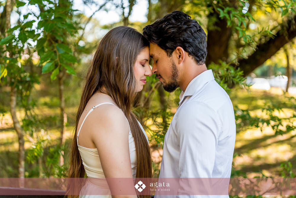 ensaio pre wedding-ensaio pre casamento-noivos-casamento 2026-fotografo de casamento curitiba-ensaio espontaneo-ensaio de casal no campo-ensaio pre casamento ao ar livre-fotografo