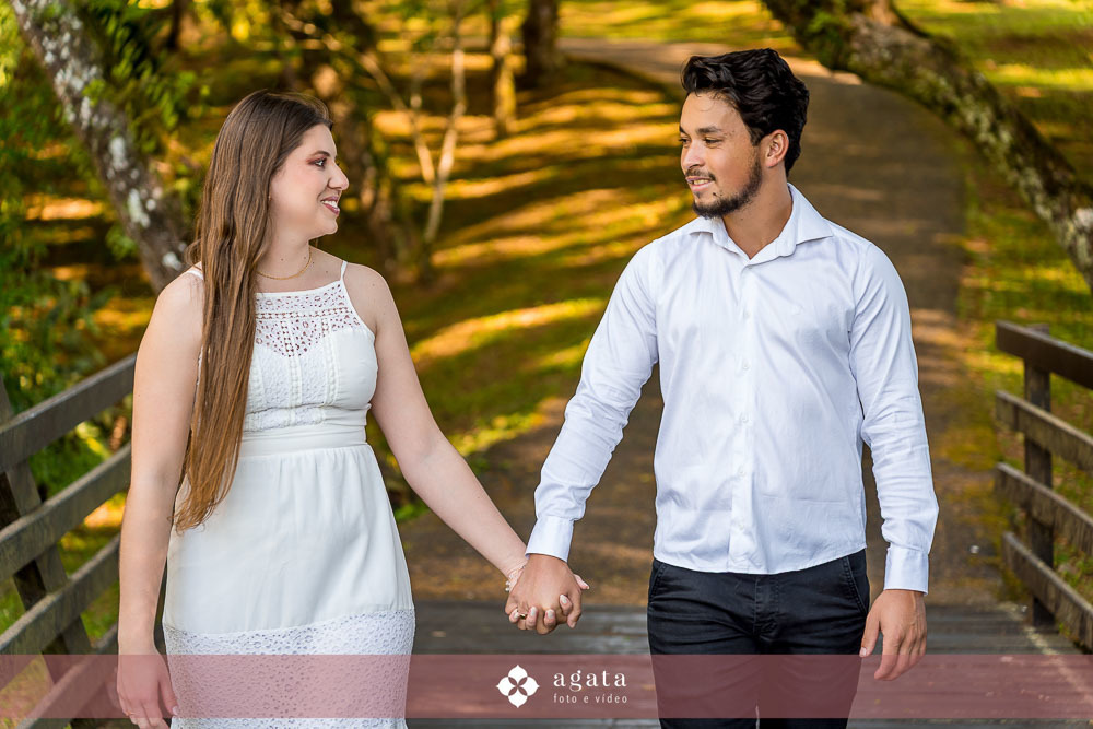 ensaio pre wedding-ensaio pre casamento-noivos-casamento 2026-fotografo de casamento curitiba-ensaio espontaneo-ensaio de casal no campo-ensaio pre casamento ao ar livre-fotografo