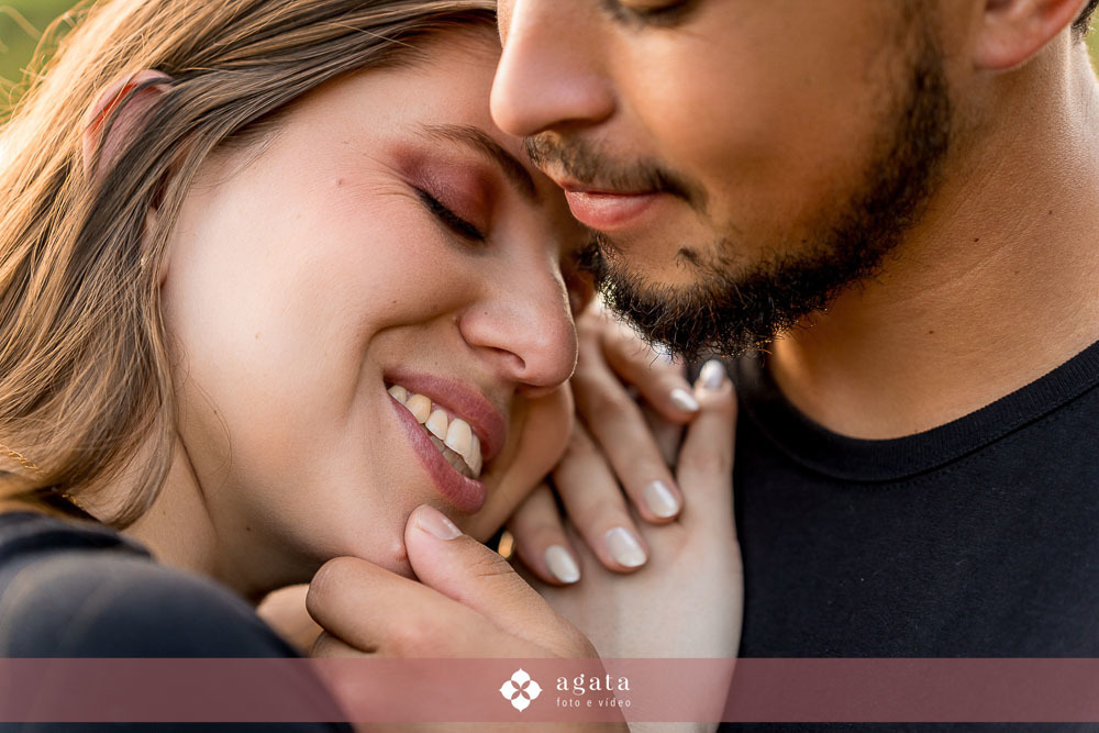 ensaio pre wedding-ensaio pre casamento-noivos-casamento 2026-fotografo de casamento curitiba-ensaio espontaneo-ensaio de casal no campo-ensaio pre casamento ao ar livre-fotografo