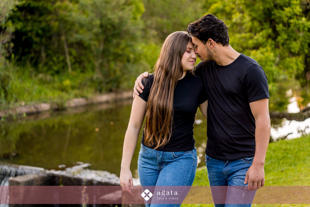 ensaio pre wedding-ensaio pre casamento-noivos-casamento 2026-fotografo de casamento curitiba-ensaio espontaneo-ensaio de casal no campo-ensaio pre casamento ao ar livre-fotografo