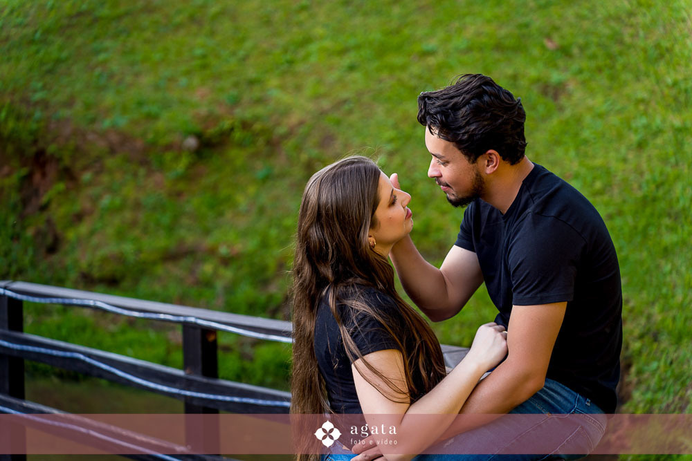 ensaio pre wedding-ensaio pre casamento-noivos-casamento 2026-fotografo de casamento curitiba-ensaio espontaneo-ensaio de casal no campo-ensaio pre casamento ao ar livre-fotografo