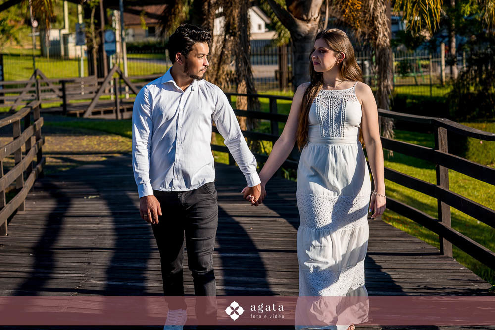 ensaio pre wedding-ensaio pre casamento-noivos-casamento 2026-fotografo de casamento curitiba-ensaio espontaneo-ensaio de casal no campo-ensaio pre casamento ao ar livre-fotografo
