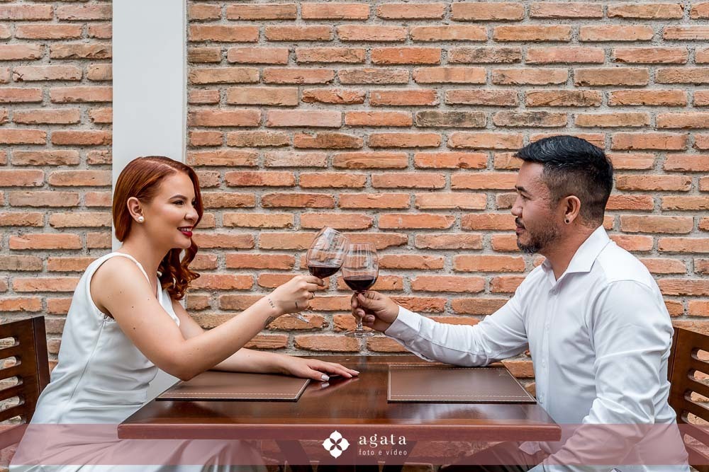 ensaio pre wedding-ensaio pre casamento-ensaio casal urbano-fotografo de casamento-fotografo de casamento curitiba-ensaio de casal urbano-ensaio de casal com vinho-pre wedding-pre wed-casal-fotografo de casamento-wedding-cwb-noivos