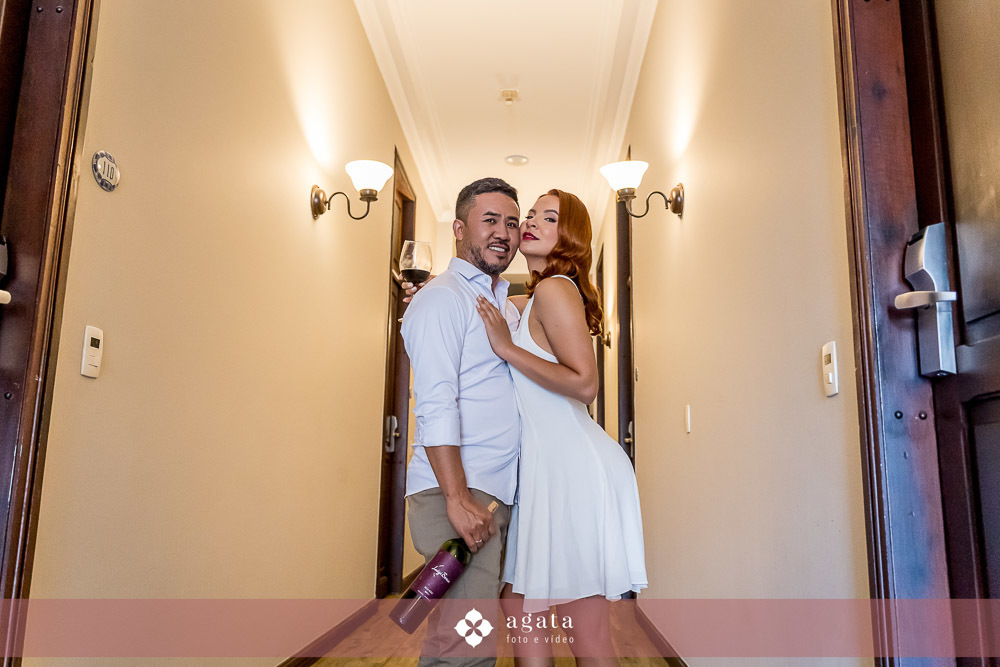 ensaio pre wedding-ensaio pre casamento-ensaio casal urbano-fotografo de casamento-fotografo de casamento curitiba-ensaio de casal urbano-ensaio de casal com vinho-pre wedding-pre wed-casal-fotografo de casamento-wedding-cwb-noivos
