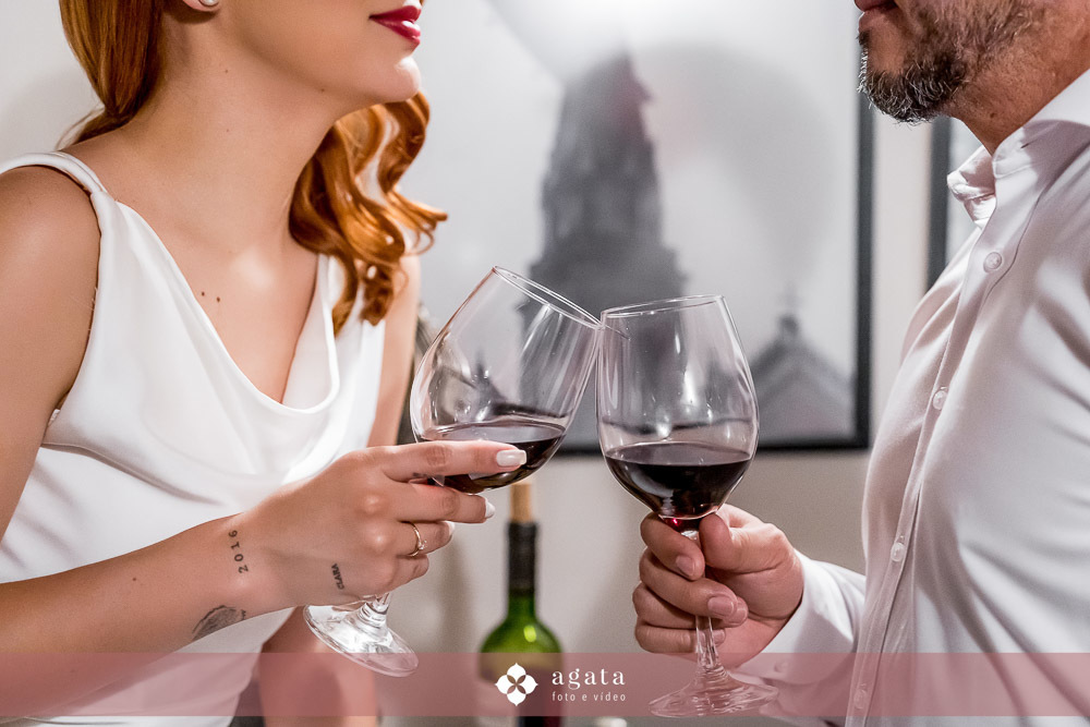 ensaio pre wedding-ensaio pre casamento-ensaio casal urbano-fotografo de casamento-fotografo de casamento curitiba-ensaio de casal urbano-ensaio de casal com vinho-pre wedding-pre wed-casal-fotografo de casamento-wedding-cwb-noivos