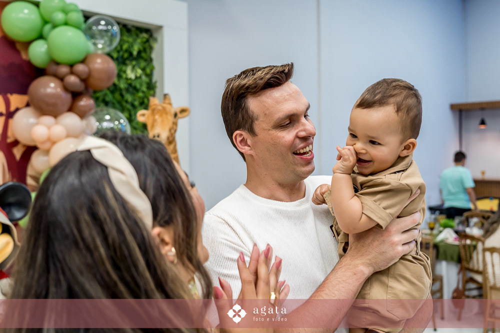 aniversaio de um ano-fotografo de familias-fotografo curitiba-aniversario safari-um aninho-festa safari-decoracao safari-festa de um ano menino-festa infantil-aniversario de crianca-aniversario infantil safari-festa no safari-um aninho festa