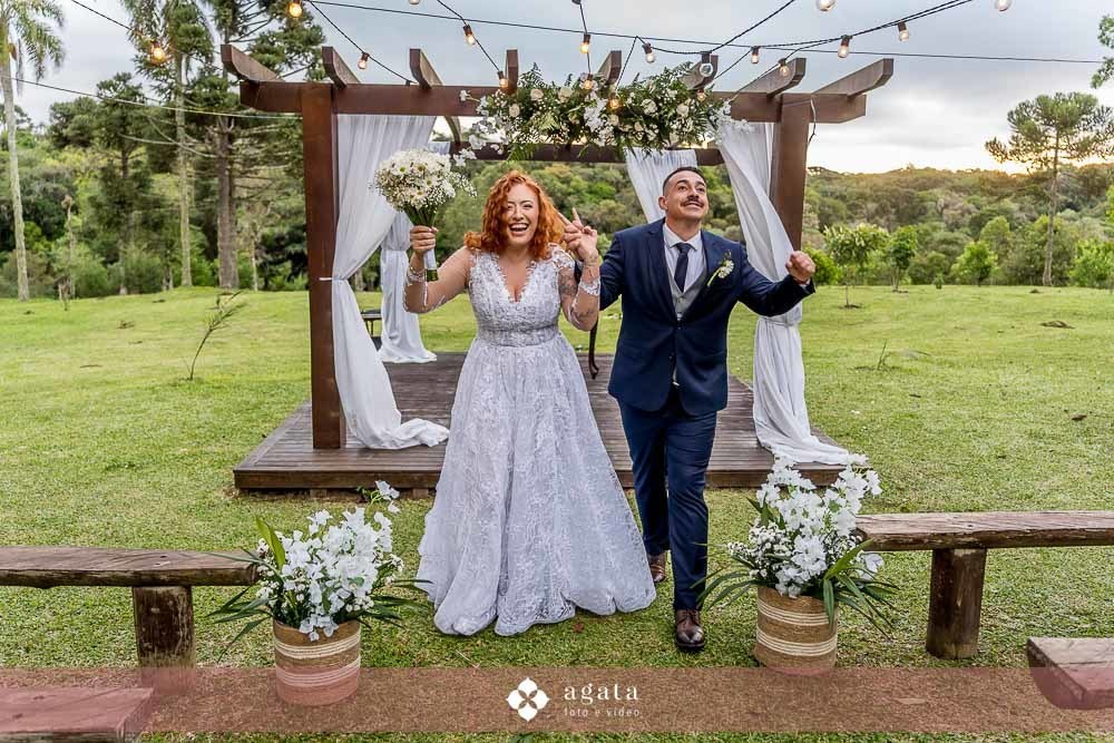 casamento ao ar livre-fotografo de casamento-casamento curitiba-casamento-wedding-fotografo curitiba-casamento ao ar livre curitiba-casamento ar livre-vestido de noiva-fotografo cwb-noivos-noiva-decoração de casamento-wed-making of noiva-noiva ruiva