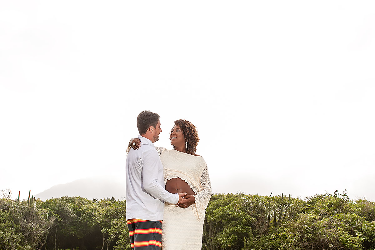 ensaio gestante na praia do grumari, rio de janeiro, rj