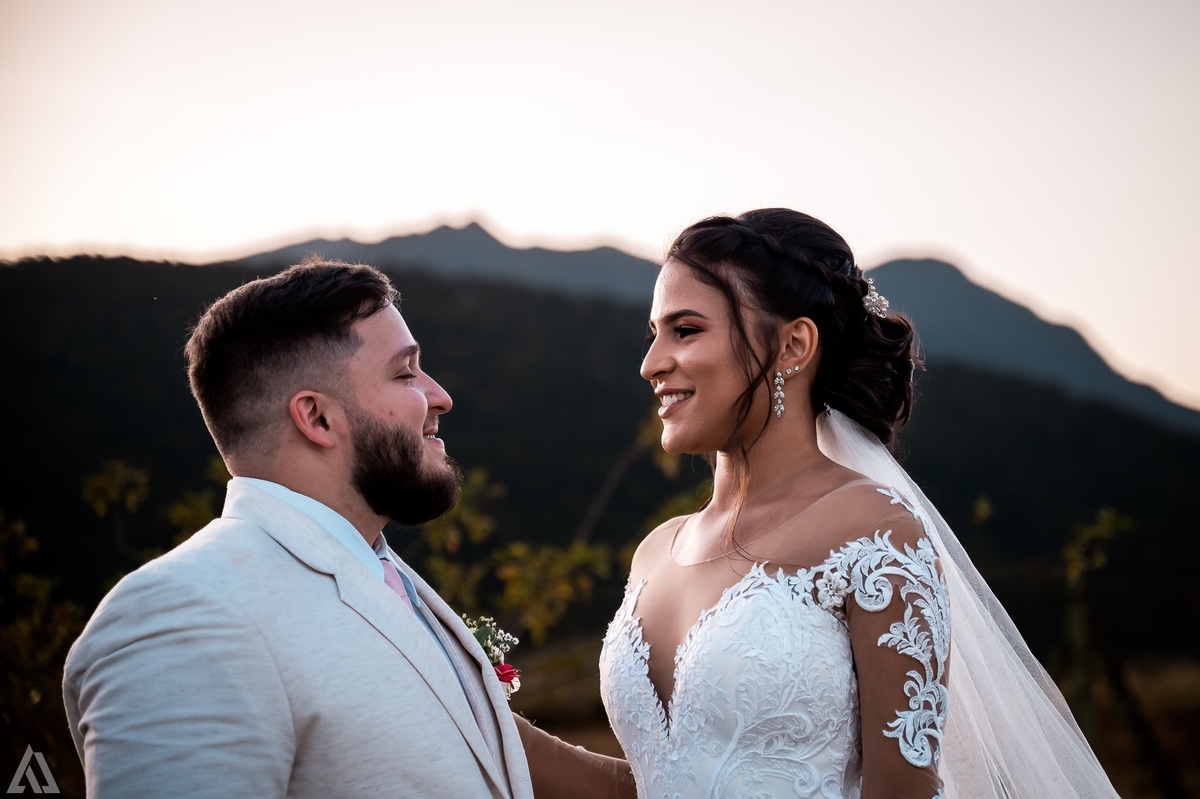 Wedding Casamento Buffet Making Off Decoração Cerimonialista Fotógrafo Vestido Noiva Noivo Camila Hoffmann Cerimonial Elimeire Assessoria de Evento Dani Vidal Vila Nova La Belle Maison Lena Buffet Casarão Penedo Diva Buffet Buquê Resende Penedo Itatiaia